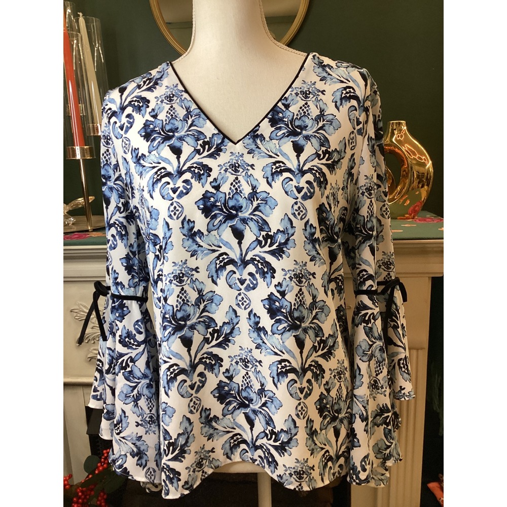 White House Black Market Blue Floral Bell Sleeve V Neck Top Size 8‎ - Picture 2 of 5